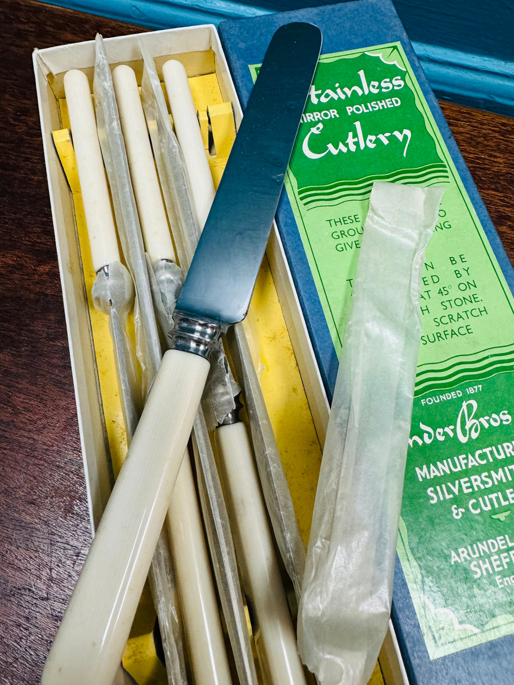 6 cyllell swper carn hufen Vintage yn eu bocs gwreiddiol / 6 Vintage cream handles Dinner Knives in original box