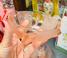 Load image into Gallery viewer, Set o 4 bowlen fach ac un bowlen gweini gwydr rhuddliw Art Deco / Art Deco set of 4 rose glass small bowls and a serving bowl
