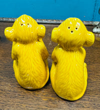 Load image into Gallery viewer, Potiau halen a pupur seramig Retro siâp mwnciod ‘See and Speak no evil’ / ‘See and Speak no evil’ monkey shaped ceramic salt and pepper pots
