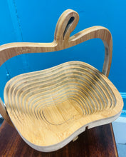 Load image into Gallery viewer, Basged pren Vintage dal afalau sydd yn plygu / Vintage fold out wooden apple basket
