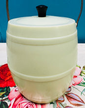 Load image into Gallery viewer, Bwced dal rhew plastic mint o ganol y ganrif ddiwethaf / Mid Century mint plastic ice bucket
