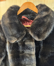 Load image into Gallery viewer, Côt Vintage brown tywyll, llewys tri chwarter, Jontique London maint bychan / Small dark brown Vintage Jontique London, three quarter length sleeve, faux fur coat
