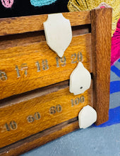 Load image into Gallery viewer, Bwrdd sgorio Snŵcer pren Vintage gyda sgorwyr bakelite / Vintage wooden Snooker score board with bakelite scorers
