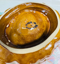 Load image into Gallery viewer, Mowld pwdin / jeli mawr Hynafol brown o’r oes Fictoraidd / Antique Victorian brown large pudding / jelly mould
