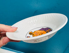 Load image into Gallery viewer, Powleni Retro prin Beefeater dyluniau Tarw o’r 70au / Retro rare Beefeater 1970s bull design bowls
