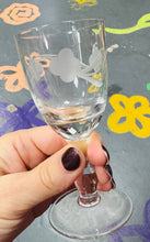 Load image into Gallery viewer, Set o 6 wydrau sherry Vintage wedi eu ysgythru / Set of 6 of Vintage etched sherry glasses
