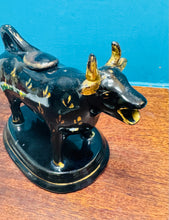 Load image into Gallery viewer, Jwg hufen buwch ddu ac aur Crochenwaith Staffordshire Jackfield Hynafol o 1860 / Antique Staffordshire Jackfield Pottery black and gold cow creamer from 1860
