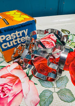 Load image into Gallery viewer, Pastry cutter William Levene Houswares 6 siâp gwahanol yn ei focs gwreiddiol o’r 60au / William Levene Houswares 6 different shapes Pastry cutter from the 60s in it’s original box
