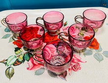 Load image into Gallery viewer, Set o 6 gwydr coffi cranberry Eidalaidd Lubiana o'r 1970au gyda handlen fetel / Set of 6 Vintage 1970s Lubiana Italian cranberry coffee glasses with metal handle
