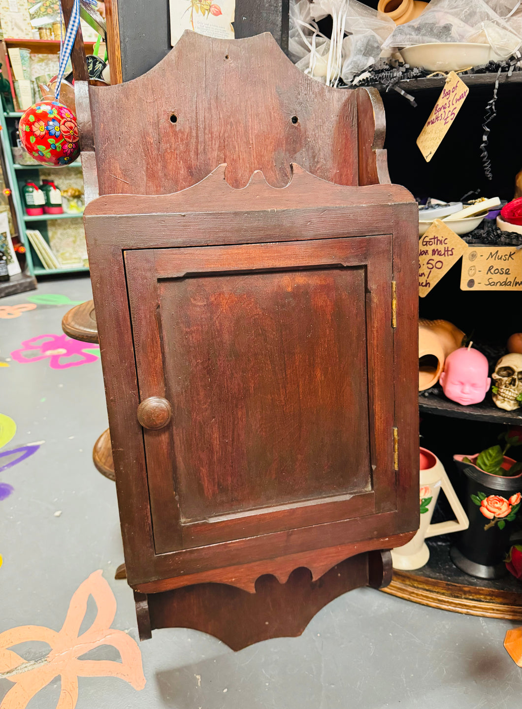 Cwpwrdd Vintage sydd yn mynd ar wal wedi ei wneud allan o hen focsys / Vintage wall cupboard made out of old boxes