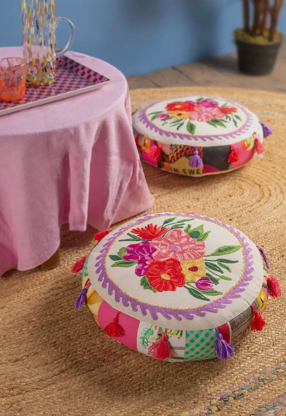 Pwffi patch work blodeuog wedi ei frodio / Floral embroidered patch work pouffe