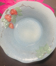 Load image into Gallery viewer, Powlen weini las â mefud Melba Ware Vintage / Vintage strawberry blue Melba Ware serving bowl
