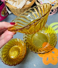 Load image into Gallery viewer, Set o 5 bowlen fach ac un bowlen gweini gwydr amber Art Deco / Art Deco set of 5 amber glass small bowls and a serving bowl

