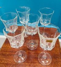 Load image into Gallery viewer, Chwe gwydryn gwin Luminarc Ffrengig siâp octagon o’r 80au / Six Vintage French Luminarc octagonal wine glasses from the 80s
