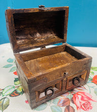 Load image into Gallery viewer, Cist storio Vintage hanner crwn bychan pren wedi'i wneud â llaw / Vintage handmade wooden small half round storage chest
