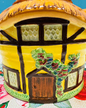 Load image into Gallery viewer, Tebot Burlington Ware 'Devon Cobb' Vintage siâp bwthyn / Vintage Burlington Ware 'Devon Cobb' cottage teapot
