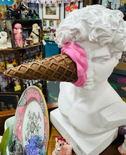 Load image into Gallery viewer, Bust David a Hufen Iâ / David and Ice Cream bust
