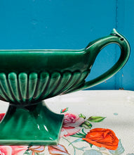 Load image into Gallery viewer, Fâs ben tân 'Dee Cee' gwyrdd tywyll Vintage gyda dwy handlen a'r daliwr blodau gwifren gwreiddiol / Vintage dark green Dee Cee twin handle mantle vase with original wire flower frog
