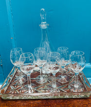 Load image into Gallery viewer, Set o 6 gwydryn sherry / port Vintage wedi eu ysgythru gyda decanter sy’n matchio ar hambwrdd gwydr / Set of 6 Vintage etched sherry / port glasses with a matching decanter on a glass tray
