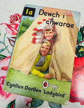 Load image into Gallery viewer, Llyfr Ladybird Cymraeg ‘Dewch i chwarae’ prin o 1969 / Rare Welsh ‘Dewch i chwarae’ Ladybird book from 1969
