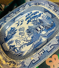 Load image into Gallery viewer, Plat gweini cig Willow Pattern glas a Gwyn mawr Hynafol a phrin gyda powlen i ddal y greifi  / Large Rare Antique blue and white Willow Pattern meat serving plate with gravy well
