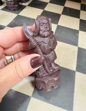 Load image into Gallery viewer, Set chess Hynafol gyda darnau Asiaidd o resin ar fwrdd chess llechen trwm wedi’i wneud â llaw / Antique chess set with Asian resin pieces on a heavy slate handmade chess board
