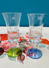 Load image into Gallery viewer, Set o 4 gwydryn sherry Vintage wedi eu ysgythru gyda stem lliwiau gwahanol / Set of 4 Vintage etched sherry glasses with different coloured stem
