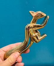 Load image into Gallery viewer, Malwr cnau brass siâp Wiwer / Brass Squirrel nutcracker
