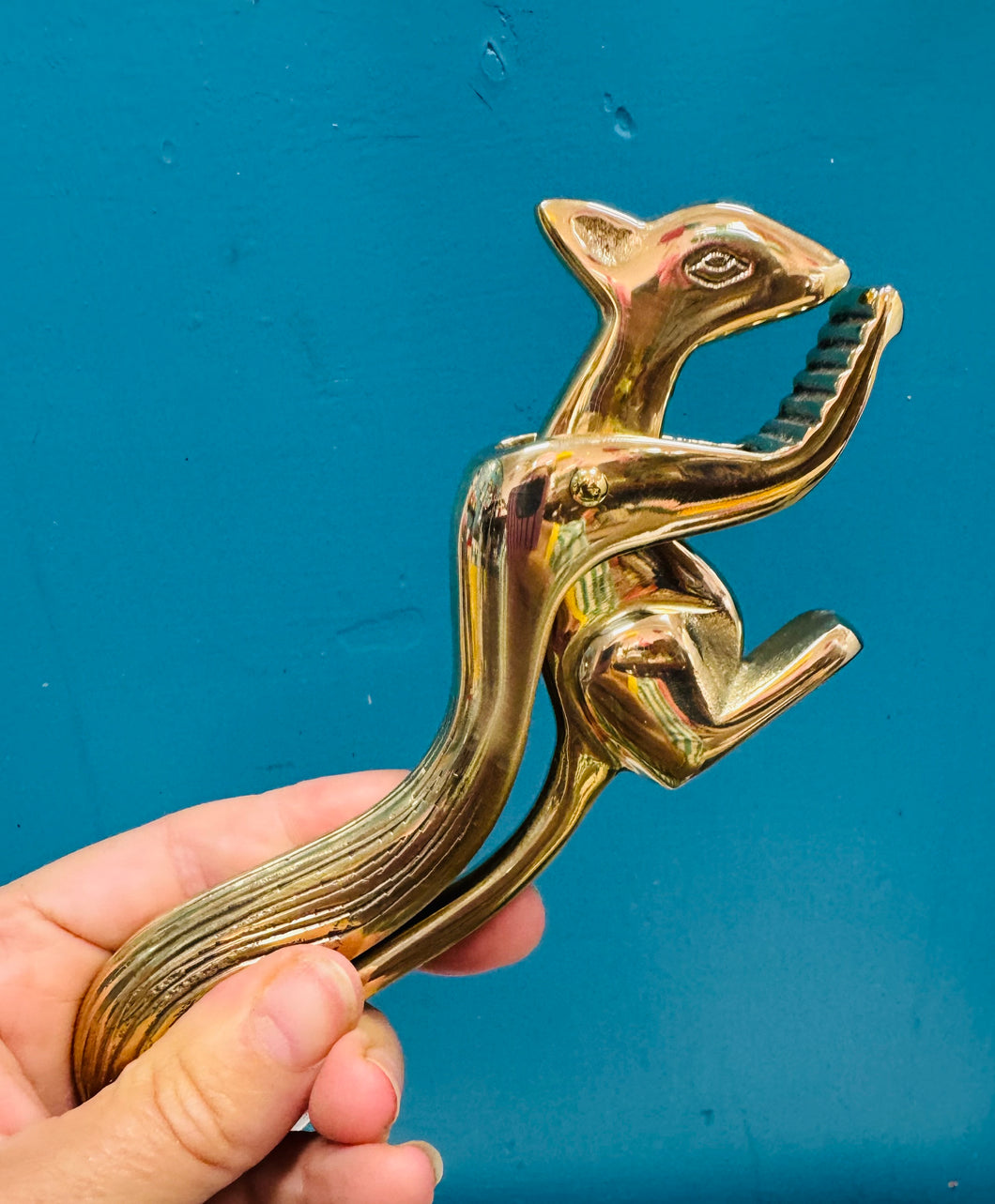 Malwr cnau brass siâp Wiwer / Brass Squirrel nutcracker