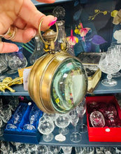 Load image into Gallery viewer, Cloc a cwmpawd brass gwydr chwyddedig / Brass magnifying glass table clock and compass
