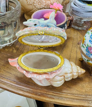Load image into Gallery viewer, Trinket box Vintage Kitsch Lustreware cragen a dolffiniaid / Vintage Kitsch Lustreware shell and dolphins trinket box
