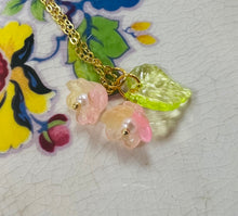 Load image into Gallery viewer, Mwclis blodau gwydr steil Vintage / Vintage style glass flower necklace
