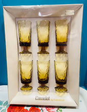 Load image into Gallery viewer, Set o 6 gwydryn Retro Amber effaith rhisgl yn ei focs gwreiddiol o’r 70au / Retro set of 6 Amber bark effect stemmed drinking glasses in their original 1970s box
