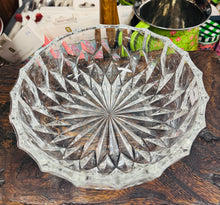 Load image into Gallery viewer, Bowlen Treiffl Wydr Vintage trwm / Vintage heavy Glass Trifle Bowl
