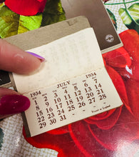 Load image into Gallery viewer, Calendr wal Vintage rhosen coch o 1934 heb ei ddefnyddio / Vintage 1934 red rose wall calendar that’s never been used
