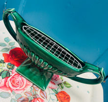 Load image into Gallery viewer, Fâs ben tân 'Dee Cee' gwyrdd tywyll Vintage gyda dwy handlen a'r daliwr blodau gwifren gwreiddiol / Vintage dark green Dee Cee twin handle mantle vase with original wire flower frog
