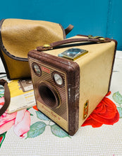 Load image into Gallery viewer, Camera Vintage Kodak Brownie Flash IV yn ei gâs gwreiddiol a gyda’r cyfarwyddiadau gwreiddiol / Vintage Kodak Brownie flash IV Camera in it’s original case and with the original instructions

