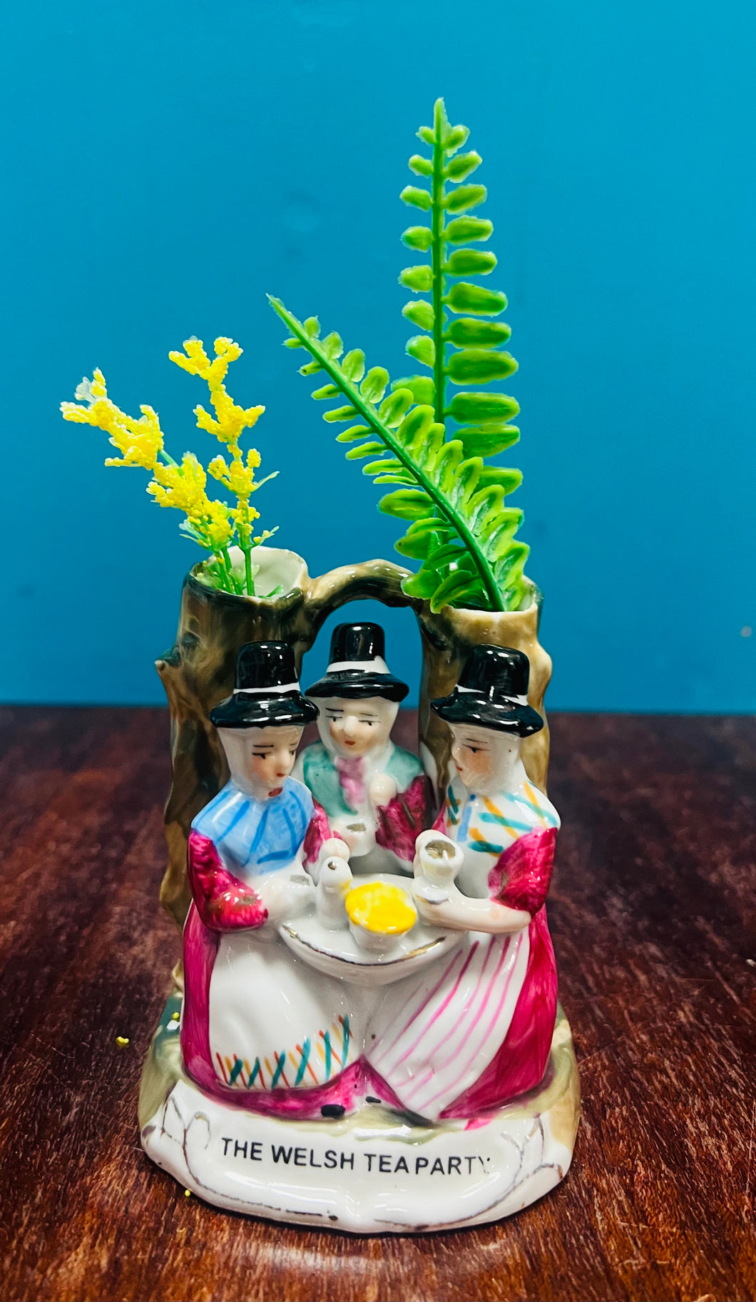 Fâs blodeyn ‘Welsh Tea Party’ tair Ladi Cymreig Hynafol o’r 19fed ganrif / Antique ‘Welsh Tea Party’ three Welsh Ladies bud vase from the 19th century