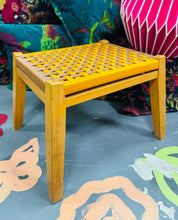 Load image into Gallery viewer, Stôl droed Vintage ffrâm bren a rattan oren a brown wedi’i wehyddu o ganol y ganrif ddiwethaf / Vintage orange and brown Mid Century rattan woven wooden framed footstool
