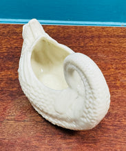 Load image into Gallery viewer, Jwg saws gwyn Vintage seramig siâp pysgodyn / Vintage ceramic white fish shaped sauce jug
