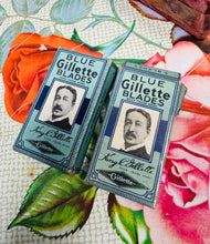 Load image into Gallery viewer, Rasel bakelite ‘New Edge - Wardinia’ Vintage yn ei focs gwreiddiol gyda’r gwarant, y cyfarwyddiadau a dau focs o lafnau / Vintage ‘New Edge - Wardinia’ bakelite razor in it’s original box with the guarantee, the instructions and two boxes of blades
