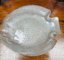 Load image into Gallery viewer, Plat gwydr Arcoroc Ffrengig Retro siâp pysgodyn / Retro French Arcoroc fish shaped plate
