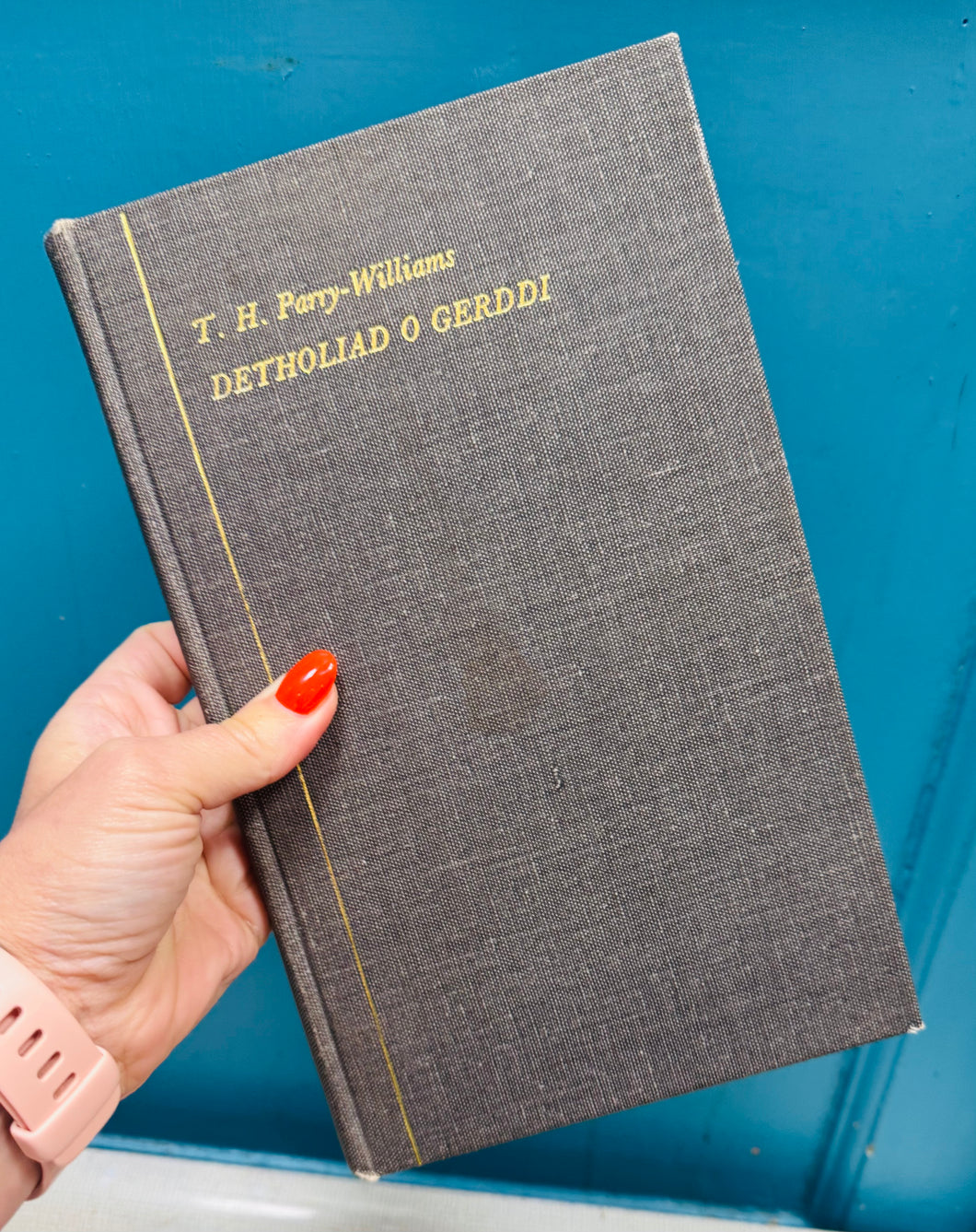 Llyfr clawr caled argraffiad cyntaf ‘Detholiad o gerddi’ T.H.Parry Wiiliams o 1972 wedi ei arwyddo gan y bardd / Signed first edition harback book ‘Detholiad o gerddi’ T.H.Parry Wiiliams from 1972