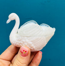 Load image into Gallery viewer, Alarch ‘milk glass’ gwyn Vintage dal halen o’r cyfnod Foctoraidd / Victorian Vintage white milk glass swan salt pot
