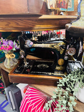 Load image into Gallery viewer, Peiriant gwnio Singer Hynafol o ddechrau’r 20fed Ganrif / Antique Singer sewing machine from the beginning of the 20th Century
