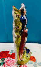 Load image into Gallery viewer, Fâs 'spill' cefn gwastad Hynafol Staffordshire o'r 19eg ganrif siâp heliwr o'r Alban a chi / Staffordshire flat back spill vase from the 19th century featuring a "Highlander" hunter and dog
