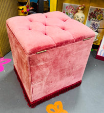 Load image into Gallery viewer, Pouffe / Ottoman felfed pinc Retro o’r 70/80au / Retro pink velvet Pouffe / Ottoman from the 70/80s
