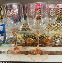 Load image into Gallery viewer, Set o 4 o wydrau gwin Vintage gyda choesau rhuddliw / Set of 4 wine glasses with rose coloured stem
