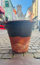 Load image into Gallery viewer, Pot llaethdy Hynafol terracotta crochenwaith Cymreig mawr gyda’r caead llechen gwreiddiol / Antique large Welsh pottery terracotta dairy pot with original slate lid

