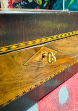 Load image into Gallery viewer, Llethr ysgrifennu Hynafol Fictoraidd pren walnut a brass gyda’r goriad gwreiddiol a storfa / Antique Victorian walnut and brass writing slope with original key and storage
